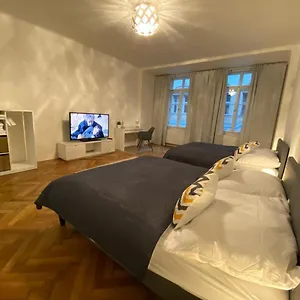 Spacious On Wenceslas Square Apartamento